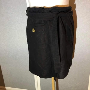 Zara kjol med knyte och fickor - Mycket fin kjol, använd fåtal gånger. Fickor med knappdetalj samt knyte i midjan.