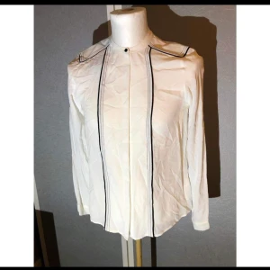 Helt ny blus från Zara - Helt ny med lappen kvar. Storlek M. Ny pris var 599 kronor. 