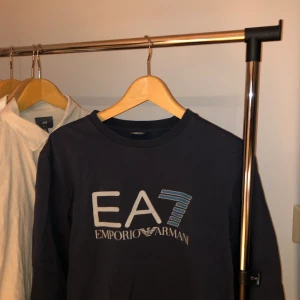 EA7 tröja - Säljer en Emporio Armani crewneck, strl S. Cond 7/10