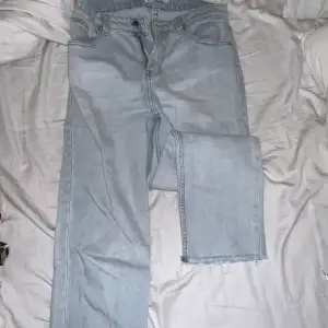 Ljusblåa/tvättblåa mom jeans  Avklippta nere vid ankeln (jag - 162cm)  Midwaist  Köpta för 299kr  Säljer för 100kr