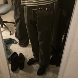 Dolce Gabbana jeans - Asfeta Dolce Gabbana jeans med lite glansigt jeans material! Väldigt mycket True Religion vibes! Perfekt skick! Passar mig som är 180 bra! 