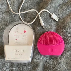 Foreo Luna mini 2  - Säljer min Foreo Luna Mini 2 Fuchsia då det kommer inte till användning så mycket.  Väldigt bra skick och funderar som den ska! Helt 100% vattenfast 💓laddaren och boxen följer med Nypris: 1350, säljer för 450