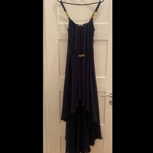 Klänning från Ida Sjöstedt - High front low back- klänning från Ida Sjöstedt. Knytes med band i midjan. Mycket gott skick, använd en gång.