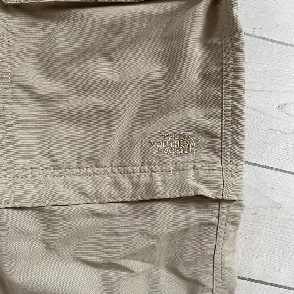 The north face cargo pants som kan bli shorts. Använd 5-6 gånger, ny skick. Original pris: 1199kr.. Jeans & Byxor.