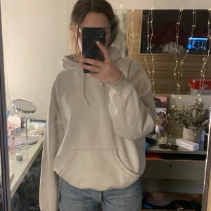 Vit hoddie  - Vit hoddie från bik bok i helt ok skick