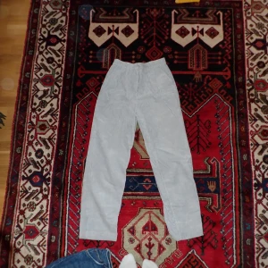 Vintage Straight leg Manchesterbyxor - Vintage raka manchesterbyxor. Saknar bakfickor men höga i midjan och bra passform. För korta på mig som är 176. Indigo/ljuslila unik färg köpta second hand. Väldigt synd att jag växt ur dessa då de var riktiga favoriter förut. 