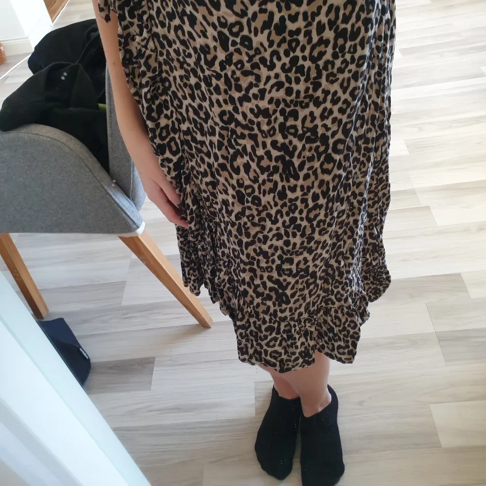 En lång leopardmönstrad kjol från Lindex. På sidan så är det volanger och en rosett, som man kan knyta om och själv välja hur man vill ha den. Kjolen har även resor runt midjan. Kjolar.