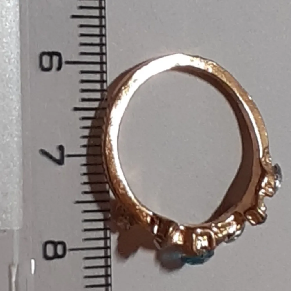 Den har en blå diamant på sog som är jätte vacker. Ringen är aldrog använt och köparen står för frakten som kostar endast 13kr 💕💌. Accessoarer.