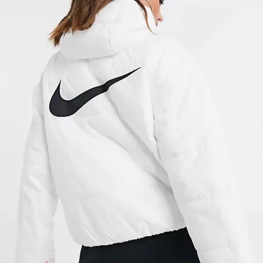 Säljer denna vita Nike puffer jacka, nypris 1099kr, mitt pris 400kr.Storlek XS. Skicka privat för flera bilder på jackan!. Jackor.