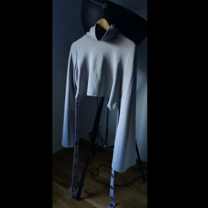 Fest topp med knyt  - Ljuslila stretchig festtopp som passar till festival,danskväll med öppen rygg och knyte som knyts bak i rosett eller omsluter mage fram. Krage och bred ärm. Aldrig använd, lite nopprig men syns knappt. Skriv i chatt vid intresse. Möts upp i Hägersten. 