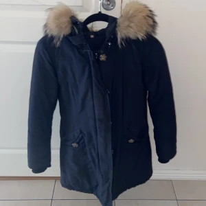 Vinterjacka  - En marinblå supersnygg jacka från mintoo, helt felfri utan skador, använd en vinter men används inte längre pga att jag köpt en ny vinterjacka