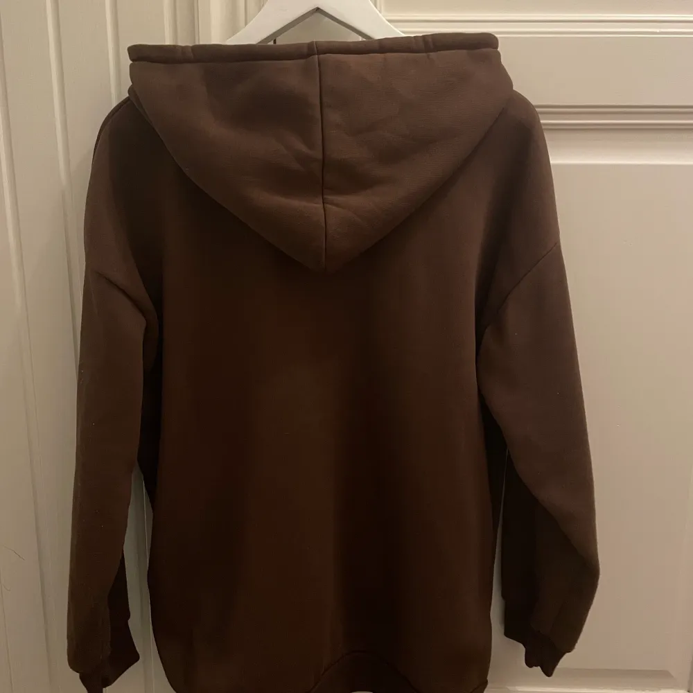 Brun zip up hoodie från shein, med svart märke på framsidan! Säljer för att jag inte använder! Köpare står för frakt💫(49kr frakt). Hoodies.