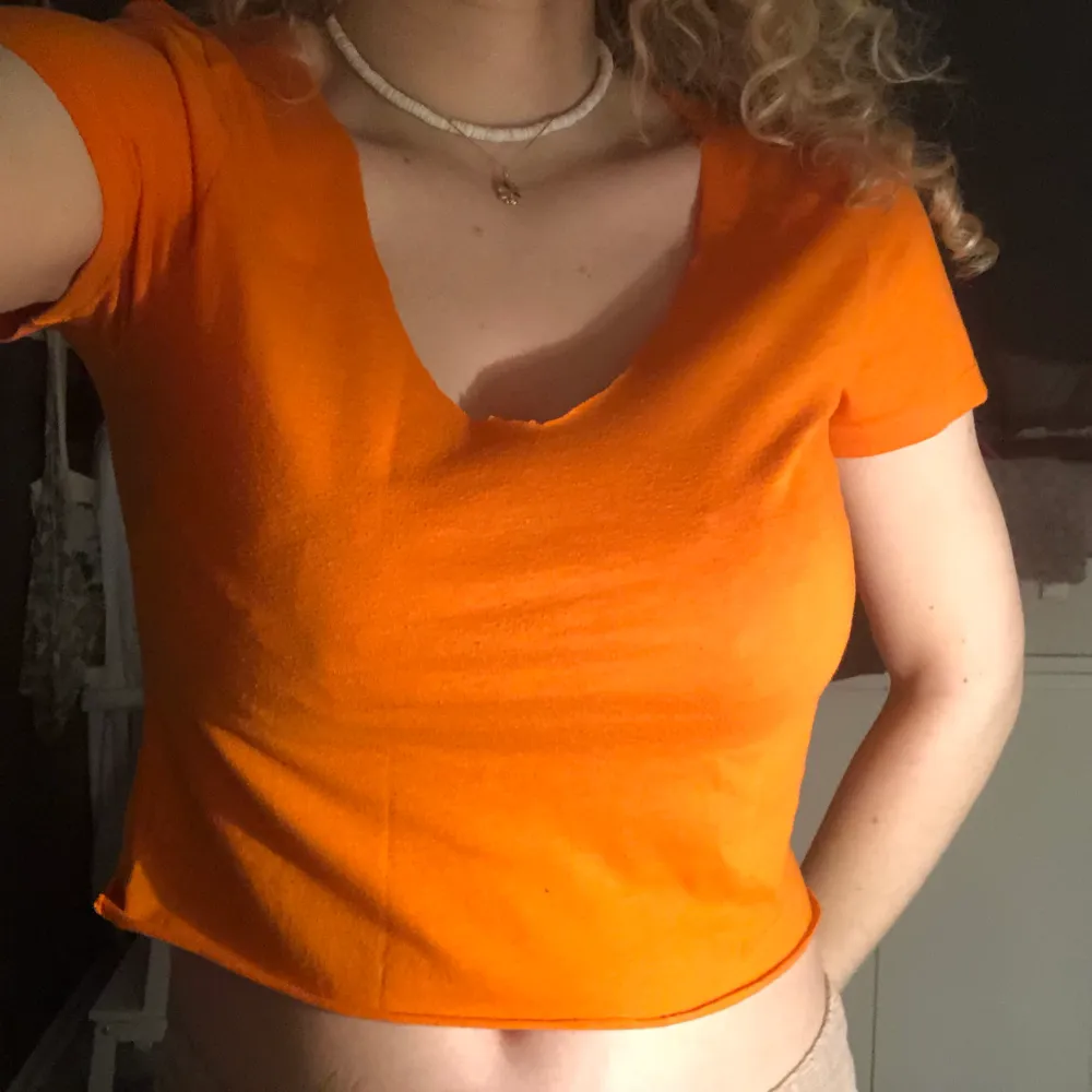 orange T-shirt som jag klippte själv, skriv för frågor eller fler bilder😁. T-shirts.