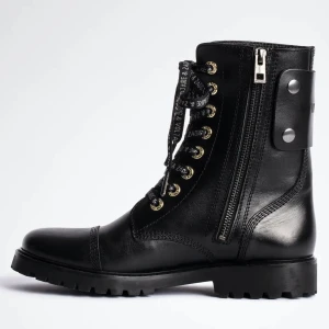 Zadig & Voltaire ”Joe Boots” - Säljer dessa sjukt balla Zadig boots i strl 37/38. jag är vanligtvis 38/39 men eftersom det är läder så töjs de ut!💕 Använda fåtal gånger så i princip som nya! Nypris: 4500kr mitt pris 3500kr inkl frakt (99kr)  Köp direkt för 3000kr inkl frakt💕 