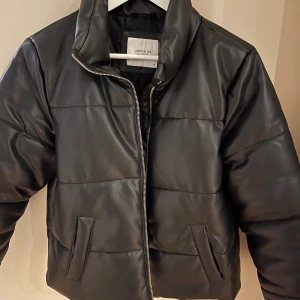 Skinnjacka  - Skinnjacka köpt på zalando. Stl M