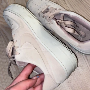 Skitsnygga Nike skor - Skitsnygga smuts rosa Nike skor. Tyvärr för små för mig. Använda Max 5 gånger, därför superfint skick! 