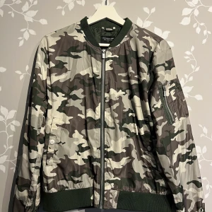Bomberjacka Kamouflage stl L - Fint skick, använd med kärlek och varit med om mycket fina minnen men tyvärr blivit lite för liten.  Inget fast pris. Kom med förslag☺️