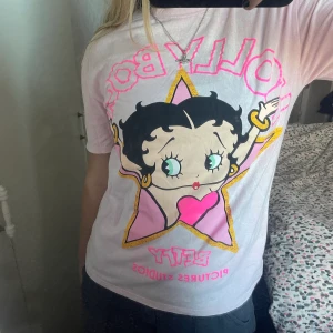 Y2K Betty Boop T Shirt💞 - Säljer denna tröja som är dunder söt som ej har kommit till användning. Tröjan är ljus rosa men ser nästan ut att vara vit på bilderna, trycket ser även helt ny ut då den eh har användts!! Skriv för fler bilder💞