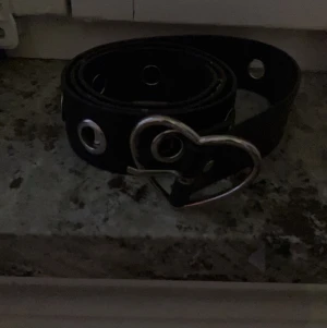 Skärp  - Coolt skärp med hjärta, hyfsat skick det är dock en metalring som ramlat av men det påverkar inte användningen Även lite slitet 