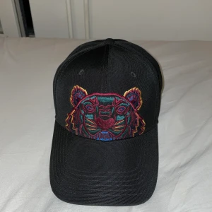 En finn Kenzo keps - En fin kenzo keps aldrig använt den köpte den för 3 månadersen. bra pris 