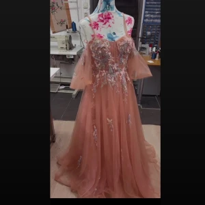 En klänning från Dressromm - Den är en rosa lång klänning 