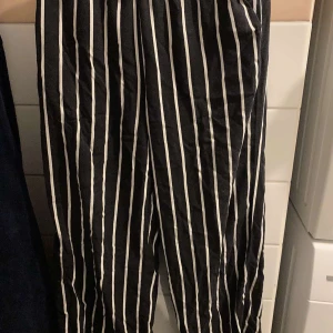 Randiga byxoe - Byxor som är randiga  Storlek 36 Använda en del