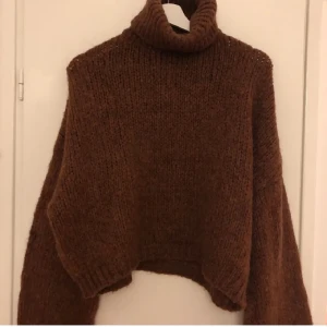 Stickad polotröja  - Använd en gång, köpt här på plick, fint skick 