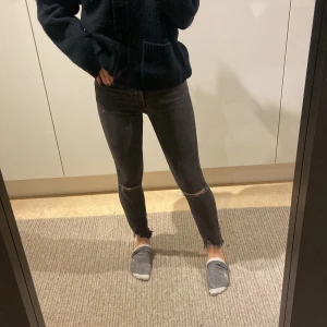 Jeans - Fina skinnyjeans med hål! Märke - gina trico storlek 34!❤️‍🔥