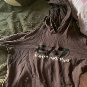 Armani hoodie - Lappen för storleken är borta men skulle säga att det passar en xs/S! Supersnygg mysig hoodie❤️