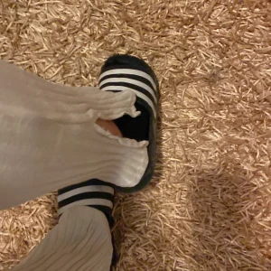 Gina byxor med slits  - Gina byxor med slits i vit sl xs