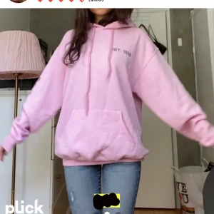 Supersöt Yk2 hoodie - Supersöt hoodie köpt här på plick som inte används längre💕💕 Storlek L men sitter som en M på mig💕 Lånade bilder från hon jag köpte av! Köpt för 250kr + frakt säljer för 200kr + frakt
