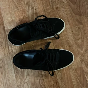 Axel arigato svart mocha - Skorna är väl använda och lite smutsiga men inte trasiga någonstans köpta för 1900 på minito och är äkta om man vill kan man få med lådan också priset kan diskuteras vid snabb affär