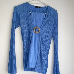 Säljer min set outfit i blå färg från BOOHO med ordinariepris på 299 kr fast säljs för 199 kr. Set outfiten är i utmärkt skick, utan några hål eller fläckar. Seten är knappast använd den heller. 