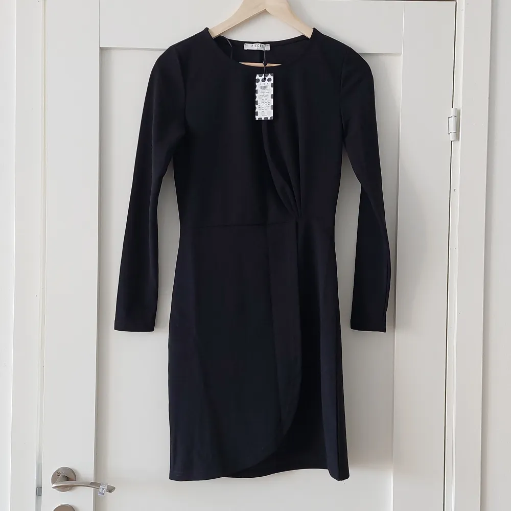 Black dress, never worn with tag attached.. Klänningar.