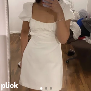 Vit klänning  - LÅNADE BILDER! Säljer min klänning som är likadan på bilden. Aldrig använd 366kr. Storlek M. Är liten i storleken är igenligen en S