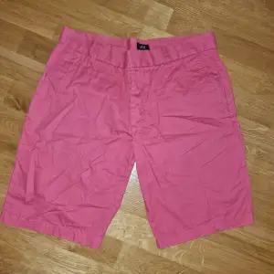 Shorts för män, de är inte super rosa.  Aldrig använda då de var för små. De är mer gammel rosa, se sista bild