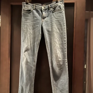 Jeans från Filippa K strl M - Filippa K: Jeans med ljus tvätt, strl M (passar 28:32)  Används för sällan   Ej märkbart slitage, men är stretchiga av sig 