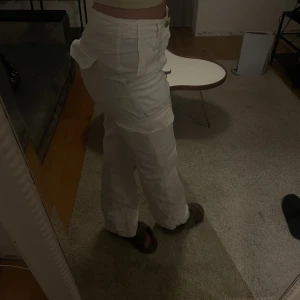 Cargo jeans Zara - Vita cargo jeans från zara! Jättefina och sitter sjukt snyggt! Stolek 40 men skulle säga att de är mellan en 38/40! Sitter snyggt om man vill ha de oversized också! Använd fåtal gånger och jag är ca 1.71 lång. Skriv om du har frågor eller annat🥰