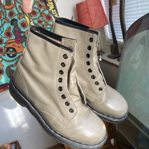 Dr Martens - Jättefina de martens i bra skicka, dock utan skosnöre, så det får man lösa själv.