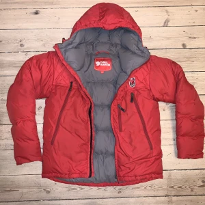 Fjällräven jacka  - Originalet går på 5 999 :- Den har en liten slitning på armarna, en millimeters hål 