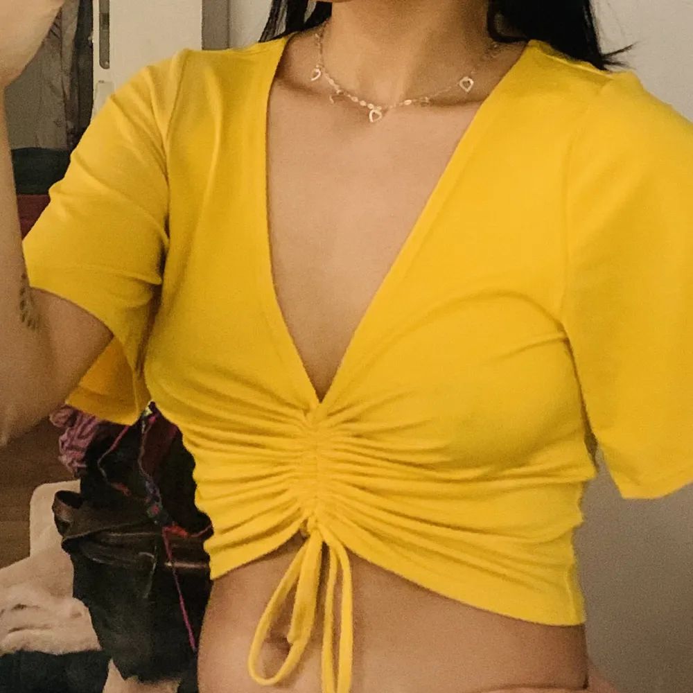 Yellow crop top in perfect conditions. Very comfortable. Size 38  Selling because I need. If you’re interested in more items I can give discount, so take a look at my marketplace ❤️ Can meet up in Malmö or delivery by shipping.. Toppar.