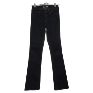 Levis jeans - Säljer dessa bootcut levis jeans jag köpt på sellpy🦋 Midja - 68 cm Innerbenslängd - 84cm