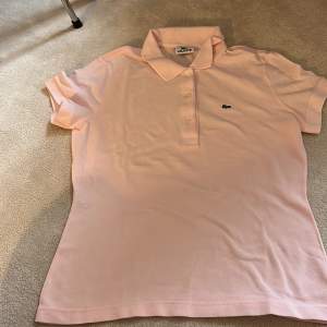 En Lacoste tröja använda 2 gånger typ jätte fin inga håll kostar 1,000 på nätet färg rosa super fin!!.❤️🥰