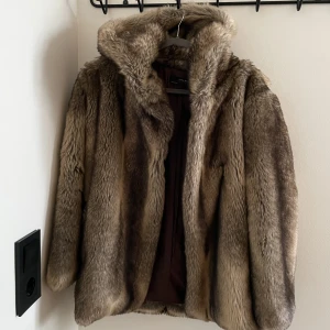 Fuskpäls från Zara - Fin fuskpäls med luva i Stl XS från Zara.