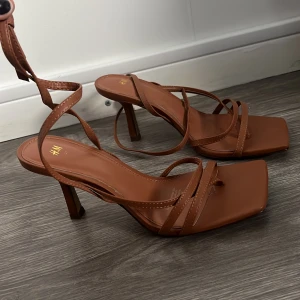 Klackskor - Bruna super fina klacksor i stl 37. Passar perfekt till både fest och vardags. Använda 1 gång. 