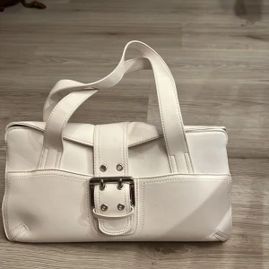 Handväska  - En Snygg skin handväska. 