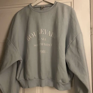 Blå sweatshirt  - Blå sweatshirt med tryck från Nelly. Använd några gånger. Skriv privat för fler bilder. 