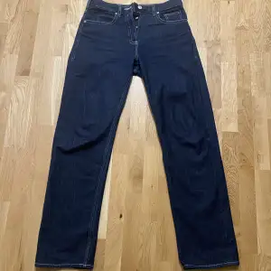 Straight jeans. Storlek 29/32. Väldigt sparsamt använda.