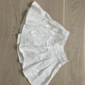 Vit kjol - En helt oanvänd vit jätte fin kjol, är för stor för mig i midjan. Bara be om fler bilder🫶