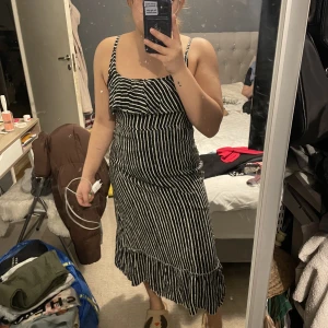 Randig klänning  - Svart/vit randig klänning. Finns ingen lapp alls. Känns som en storlek S/36.